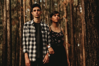 男人和女人站在另一个森林
